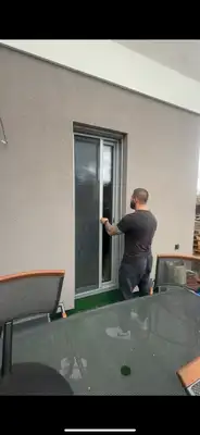 Detail řešení dveřní plisé sítě v kombinaci s venkovní roletou