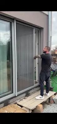 Plisé dveřní síť u vstupu rodinného domu v Říčanech