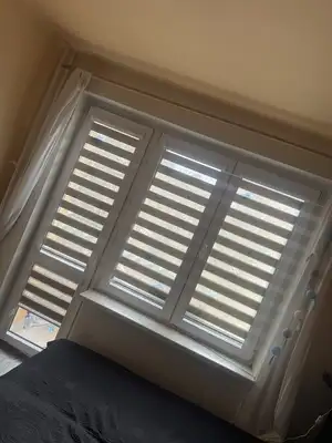 Rolety den a noc instalované do ložnice v bytě ve Slaném